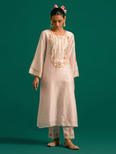 Pink hand embroidered silk chanderi kurta set with green chanderi dupatta