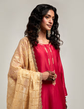 Zari motifs dupatta with lace