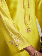 Embroidered kurta with scalloped hem