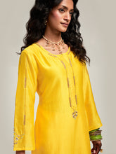 Embroidered kurta with scalloped hem