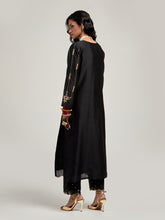 Embroidered kurta with scalloped hem