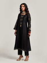 Embroidered kurta with scalloped hem
