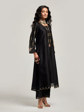 Embroidered kurta with scalloped hem