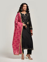Zari motifs dupatta with lace