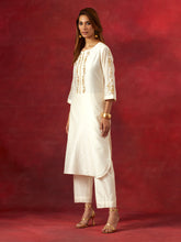 Off white round hem kurta set