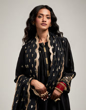 Zari motifs dupatta with lace