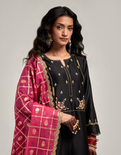 Zari motifs dupatta with lace